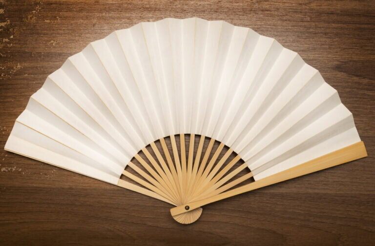 С веером в руках Цзи Гун упорно преграждал человеку путь. (Lunx via Shutterstock)