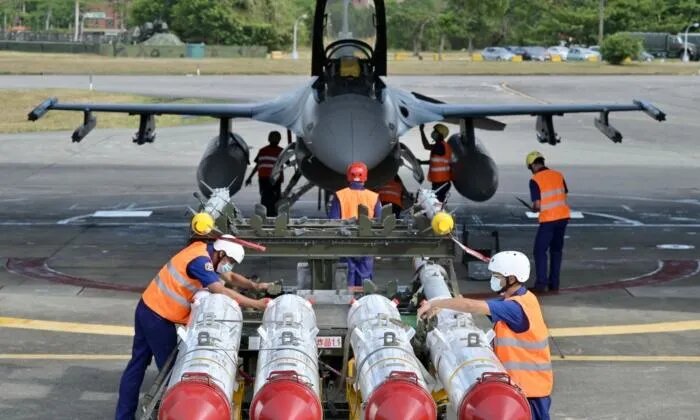 Солдаты ВВС готовятся зарядить противокорабельные ракеты Harpoon AGM-84 американского производства перед истребителем F-16V во время учений на военно-воздушной базе Хуалянь на Тайване 17 августа 2022 года. (Sam Yeh/AFP via Getty Images)