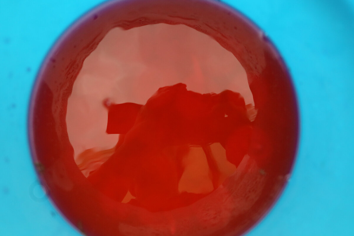 это не солнце, не мяч и не бусина - это в ванне с Максимом клубеньки барахтаются