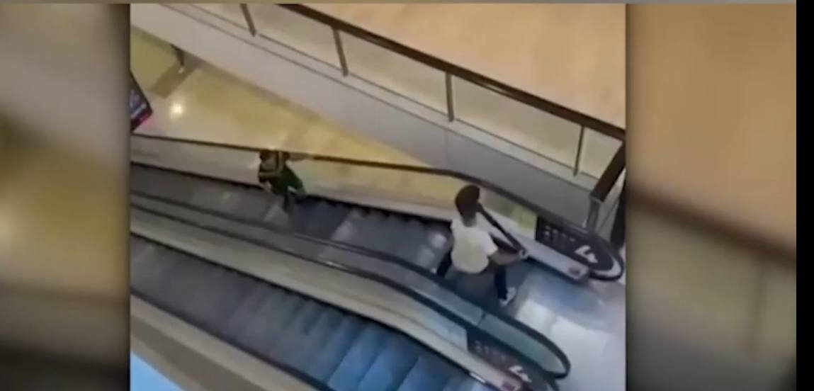 Неизвестный мужчина перегородил пути нападавшему на эскалаторе. Фото: скрин видео соцсети