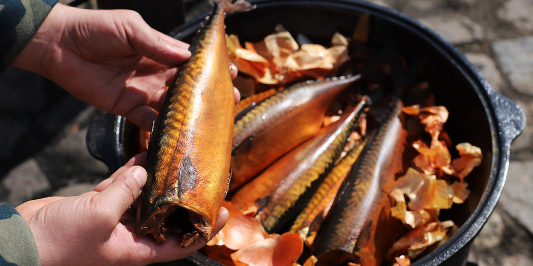 Скумбрия в луковой шелухе и чае.