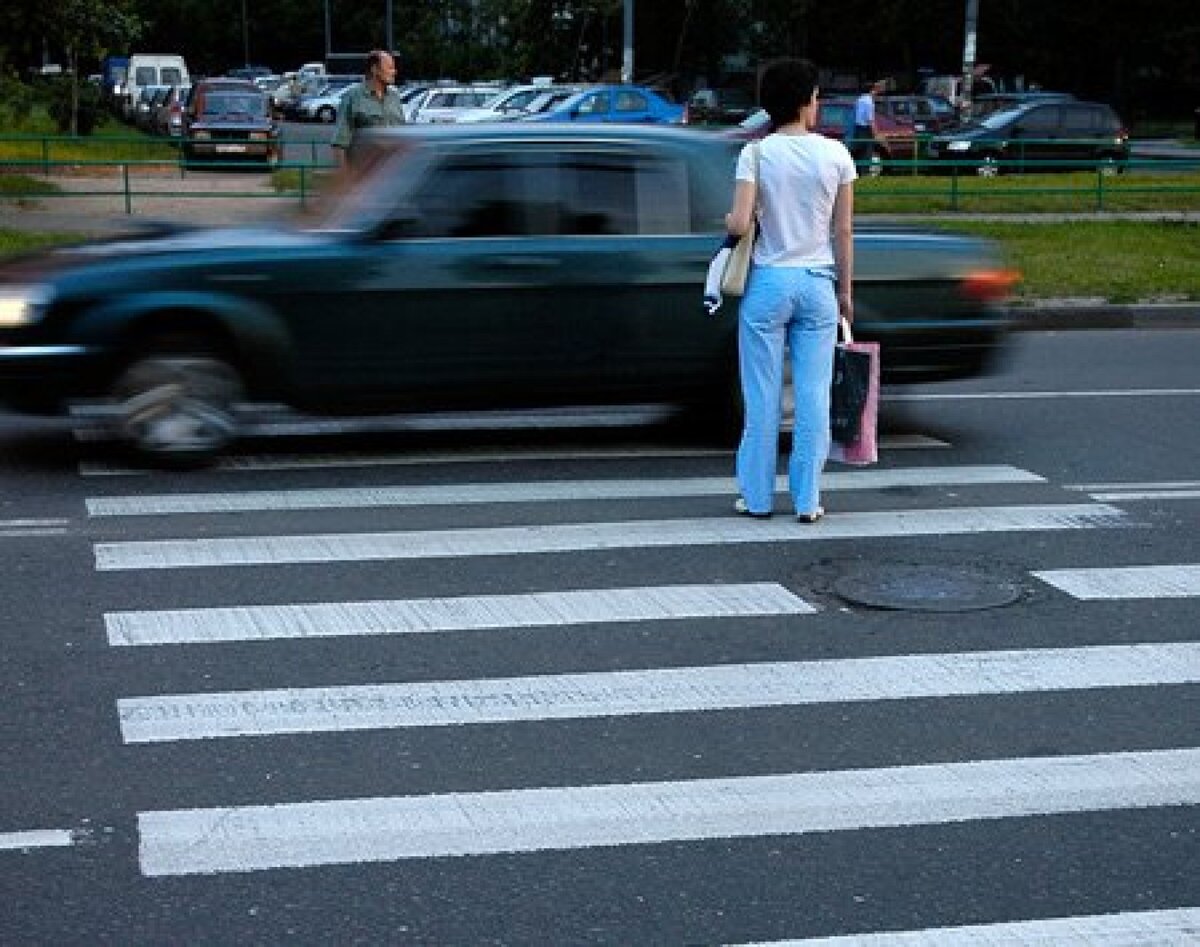 Как уступать дорогу пешеходу на длинном пешеходном переходе, если пешеход  только вышел на проезжую часть | ПУТЬ | Дзен