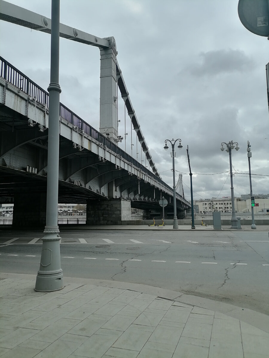 Через несколько минут пойдём по нему.