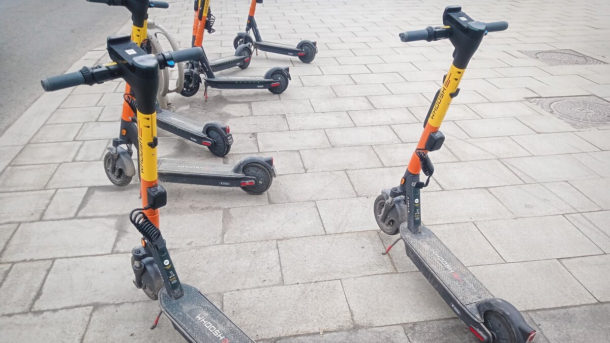     Ребята на самокатах продолжают подвергать риску себя и других участников дорожного движения в Приморье. Школьник выехал на проезжую часть и оказался в шаге от ДТП с автомобилем. Травм удалось избежать, однако видео произошедшего вызвало скандал среди жителей региона.