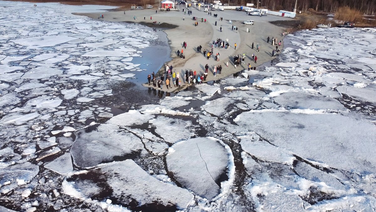 Начало ледохода в салехарде в 2024 году. Ледоход на Оби 2022 Салехард. Ледоход Салехард. Ледоход Лабытнанги Салехард 2024. Ледоход на Оби Салехард.