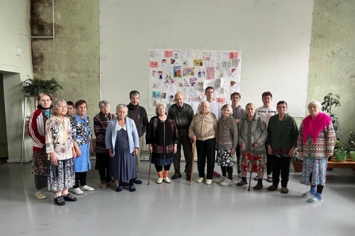    Школьники отправили подопечным из дома престарелых душевные открытки