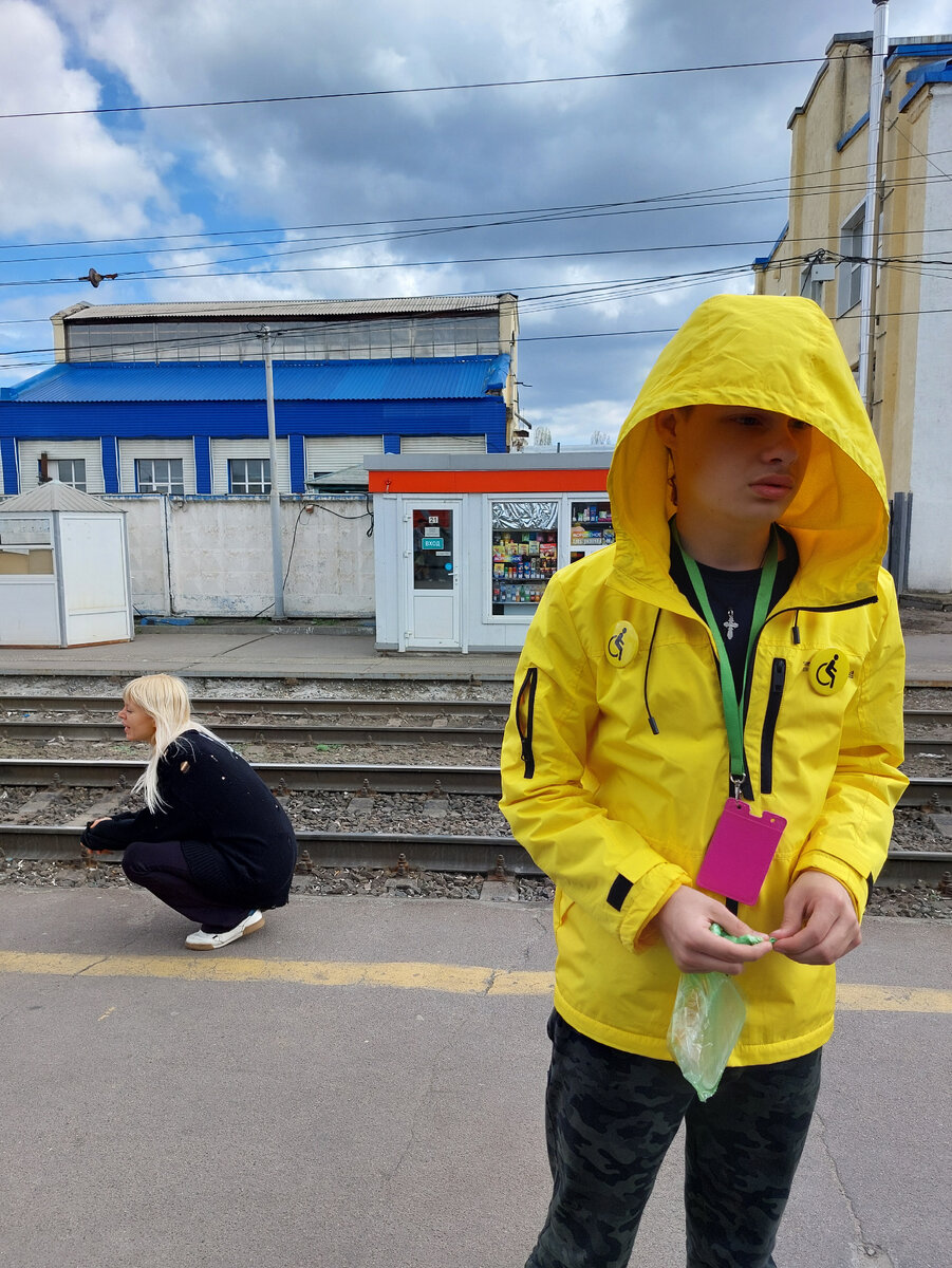 На заднем плане девушка в дырявой кофте