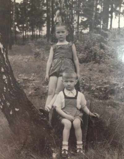 Алла Пугачева с младшим братомИсточник: личный архив родственников Аллы Пугачевой / StarHit.ru