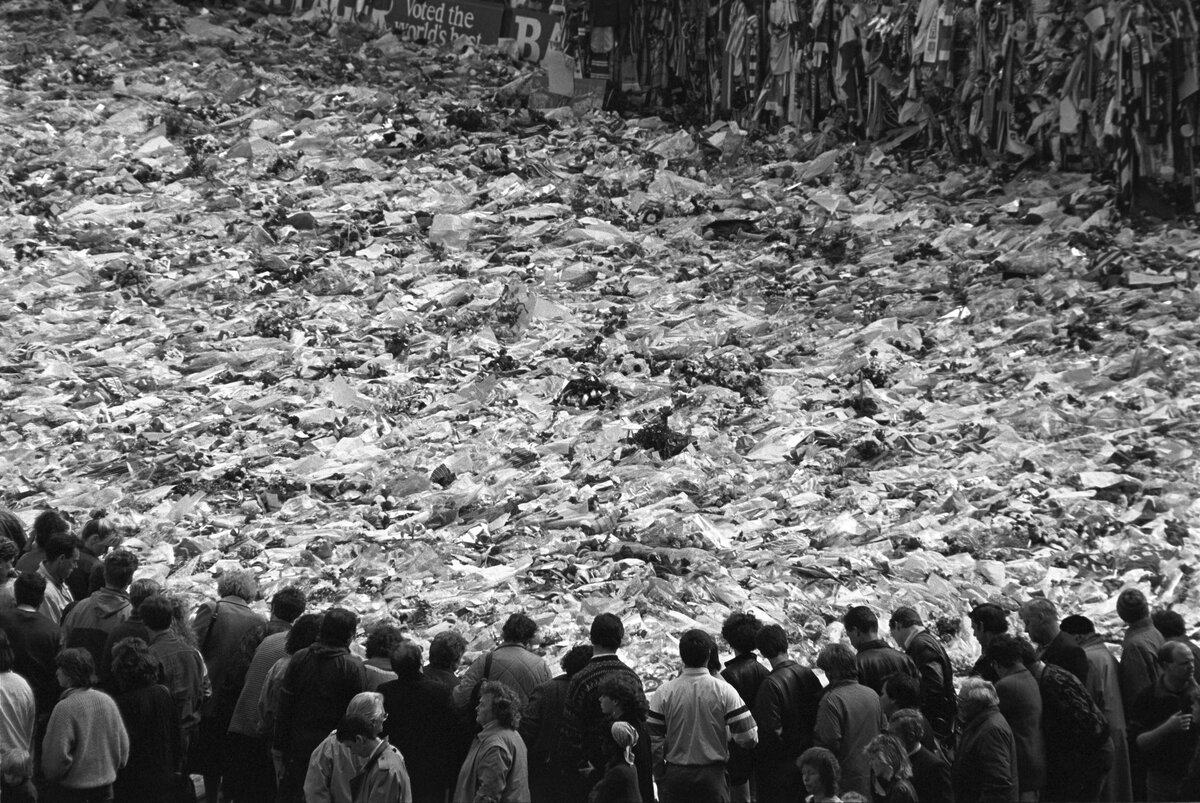 Давка на стадионе 1982 год. Давка на стадионе 1982 году жертвы. Давка на стадионе хиллсборо. Давка на стадионе 1982 году жертвы. Давка на стадионе 1982 году жертвы.