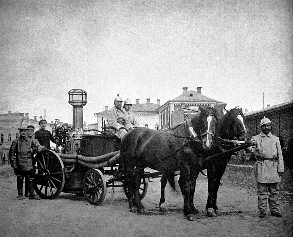    История специализированной пожарной техники насчитывает не одно столетие. Она появилась еще в 17 веке. Изначально это были конные экипажи, которые доставляли на битву с огнем бочки воды, лестницы, багры и пожарную команду.