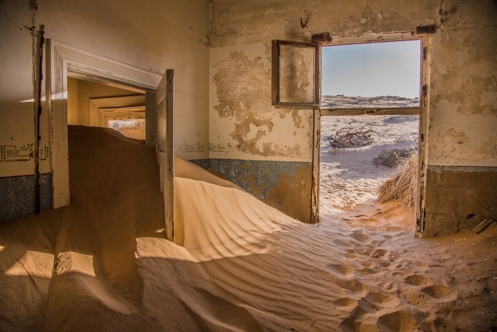 фото: https://unsplash.com/photos/photography-of-sand-inside-the-house-eB6D0Wks7jA