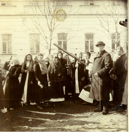 Н.Ф. Федотьев с воспитанницами Рязанского Епархиального женского училища наблюдают солнечное затмение, апрель 1911 г.