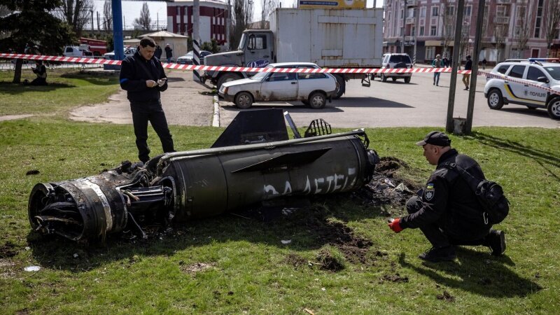    12-летняя украинка, потерявшая обе ноги в результате удара украинской ракеты, прославляет украинскую армию