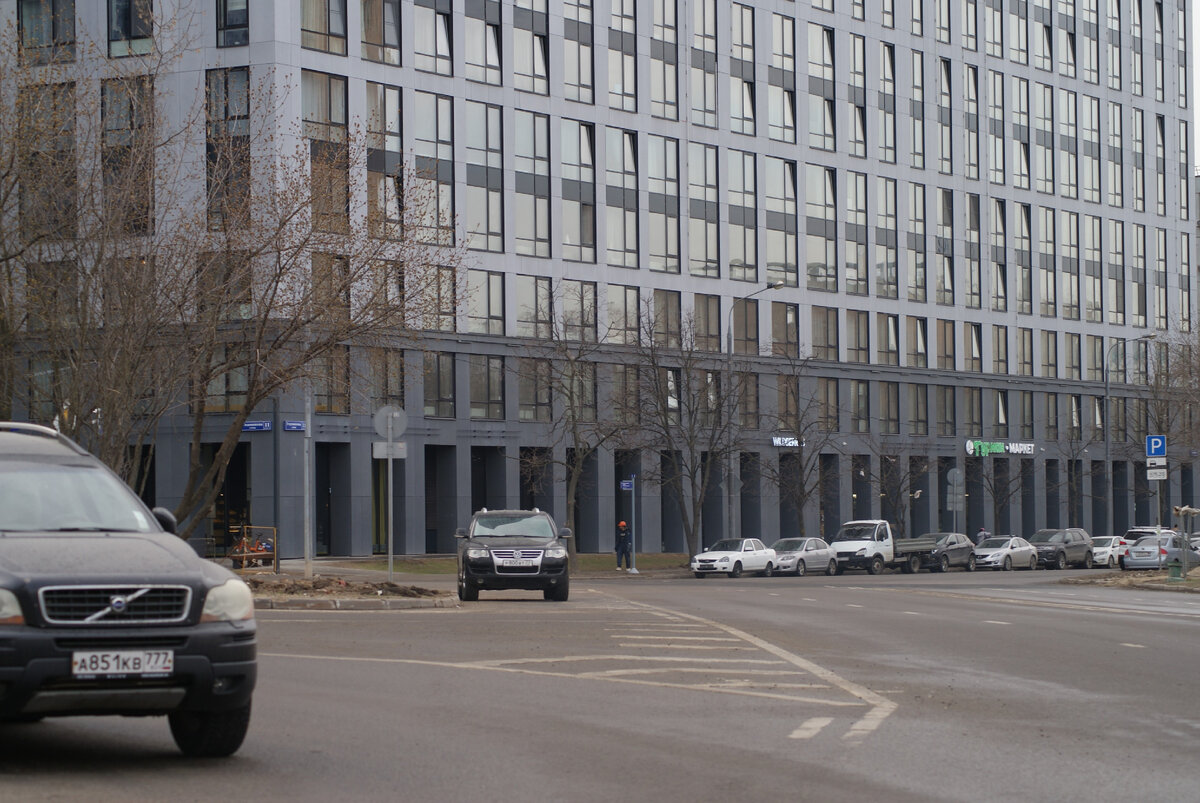 В районе платные парковки, 40 рублей в час, и они максимально заполнены в дневное время, так как сказывается близость офисных центров. Вид на 1 корпус со стороны улицы Бочкова. 