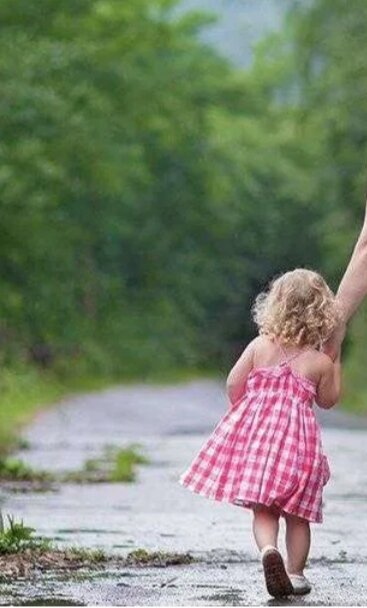 Лида прижималась к бабушке ...( Взято из Яндекс картинки ) 