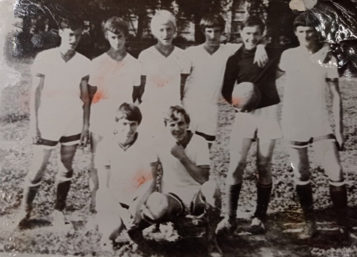 Валерий Четверик (крайний справа) в составе команды юношей станицы Алексеевская Краснодарского края. 1974 г.