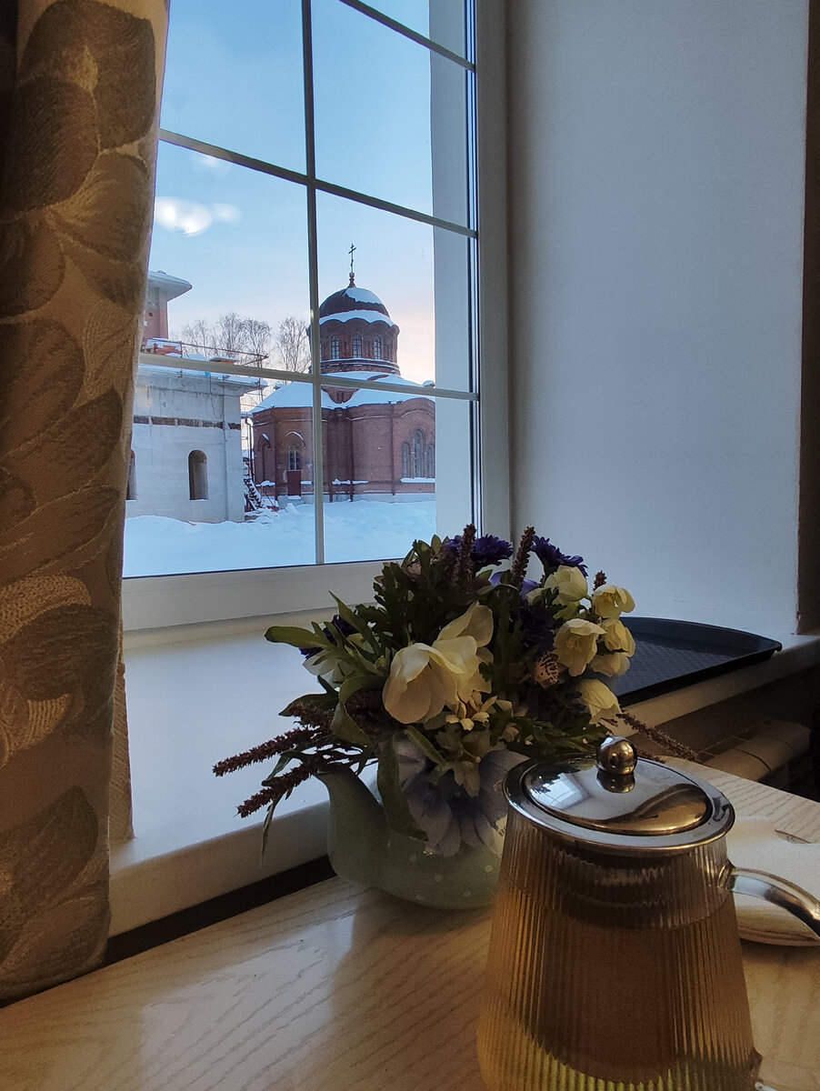 В том кирпичном здании живут монахини. Туда хода нет. Зимой здесь пьем чай