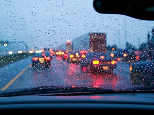    дождь на трассе // фото: imghub.ru