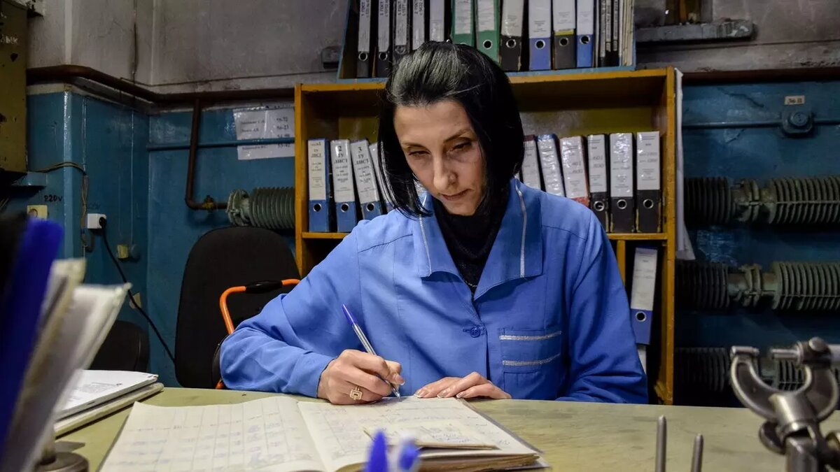     Стало известно, куда можно устроиться на работу. Аналитики SuperJob представили информацию о том, где образовался дефицит кадров в России в 2024 году. Подробнее об этом — в материале Города55.