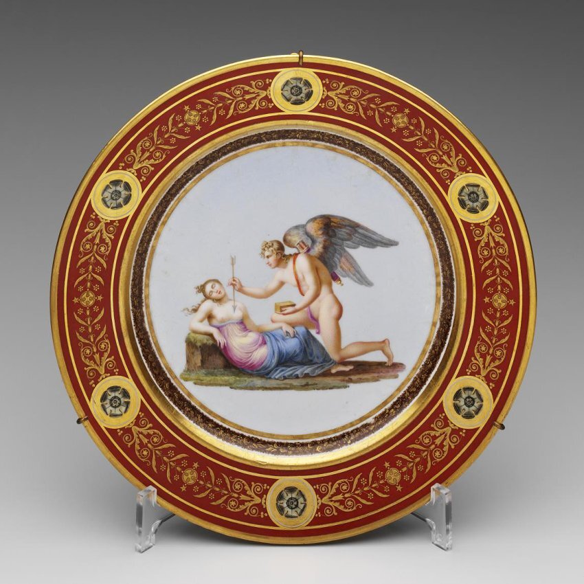 Тарелка десертная, с изображением Амура пробуждающего Психею, из «Олимпийского сервиза». Франция, Севрская мануфактура, 1804-1807. Художник-керамист: Жорже Жан. Диаметр: 23,8 см.