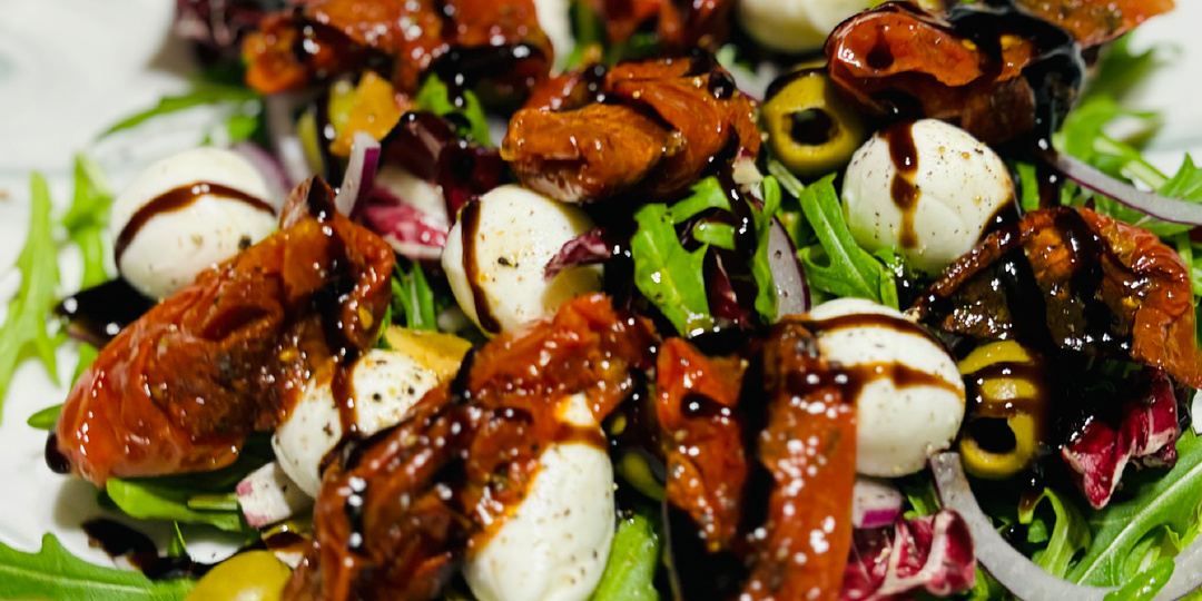 Легкий и вкусный салат с вялеными помидорами