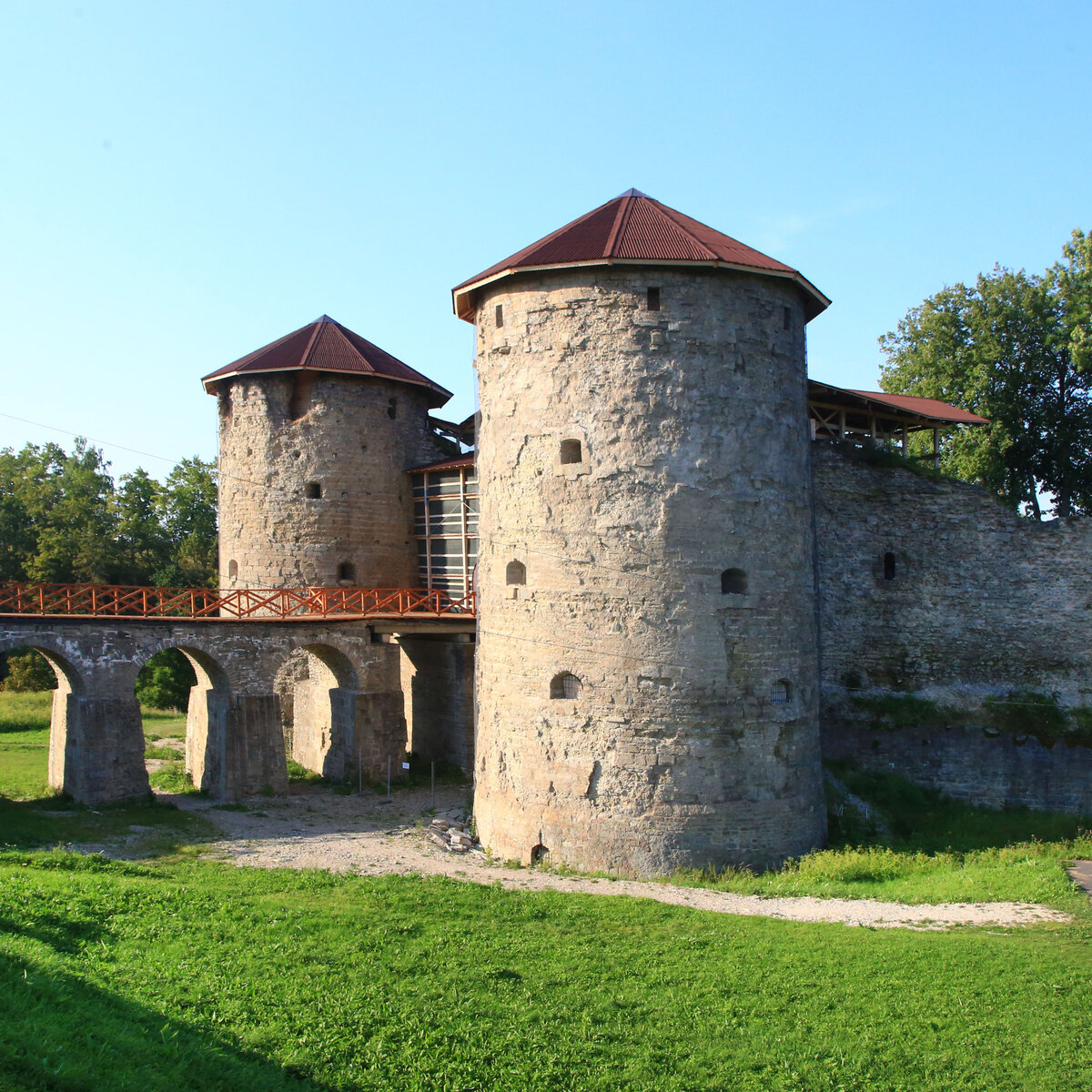 Когда ябыл в этом месте,то было видно, что идут реставрационные работы. When I was in this place, it was obvious that restoration work was underway.