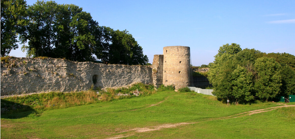 Общий вид крепости с правой стороны General view of the fortress from the right side