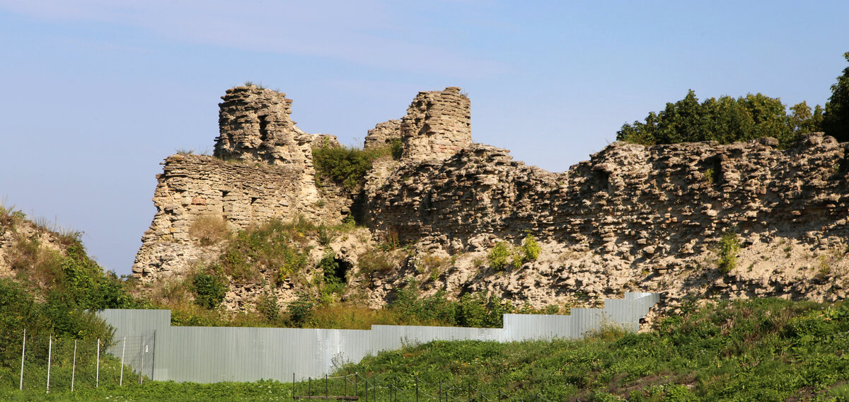 На территории крепости.Эти стены ждут раставрационных работ. On the territory of the fortress.These walls are awaiting restoration work.