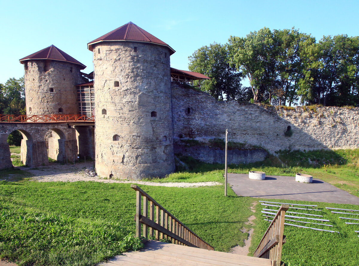 Справа от входа расположена площадка для кульутрных мероприятий.Там же расположены лавочки для зрителей To the right of the entrance there is a platform for cultural events.There are also benches for spectators