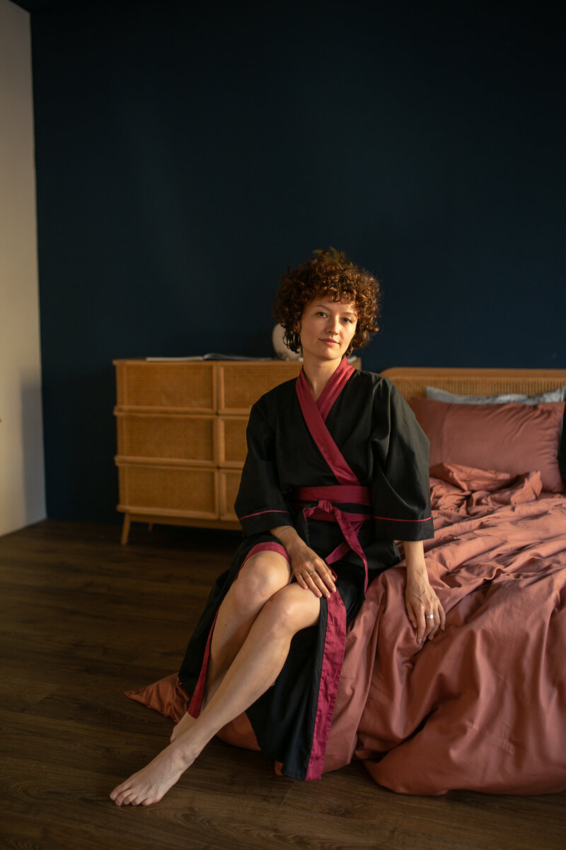 Халат-кимоно в оттенке Черный и декором Пино Нуар