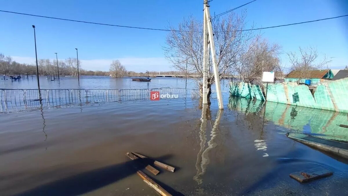 Что оставляет после себя отступающий Урал: набережная Оренбурга утром 15  апреля | 56orb.ru | Дзен