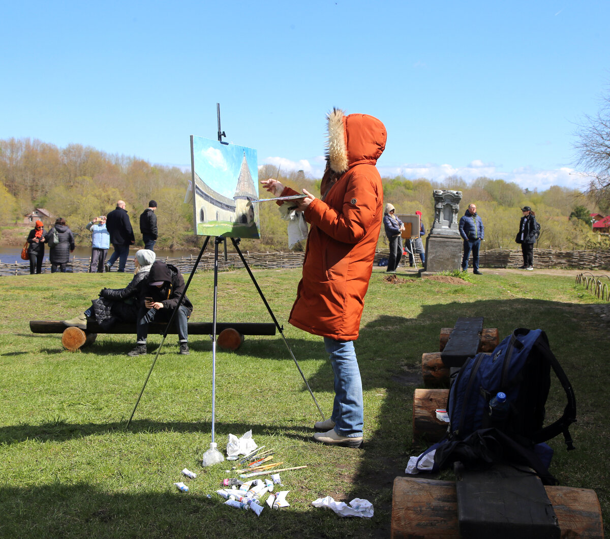  В крепости часто собираются группы художников на пленеры.