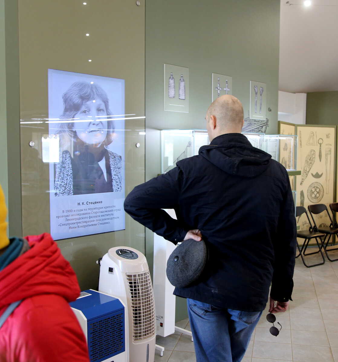 Один из посетителей музея