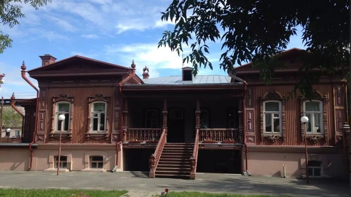     Тюменские власти ищут подрядчика, который проведет работы по реставрации флигеля дома им. В. П. Буркова, расположенного в районе пешеходного бульвара на Дзержинского. На эти цели из бюджета выделяют более 50 миллионов рублей.