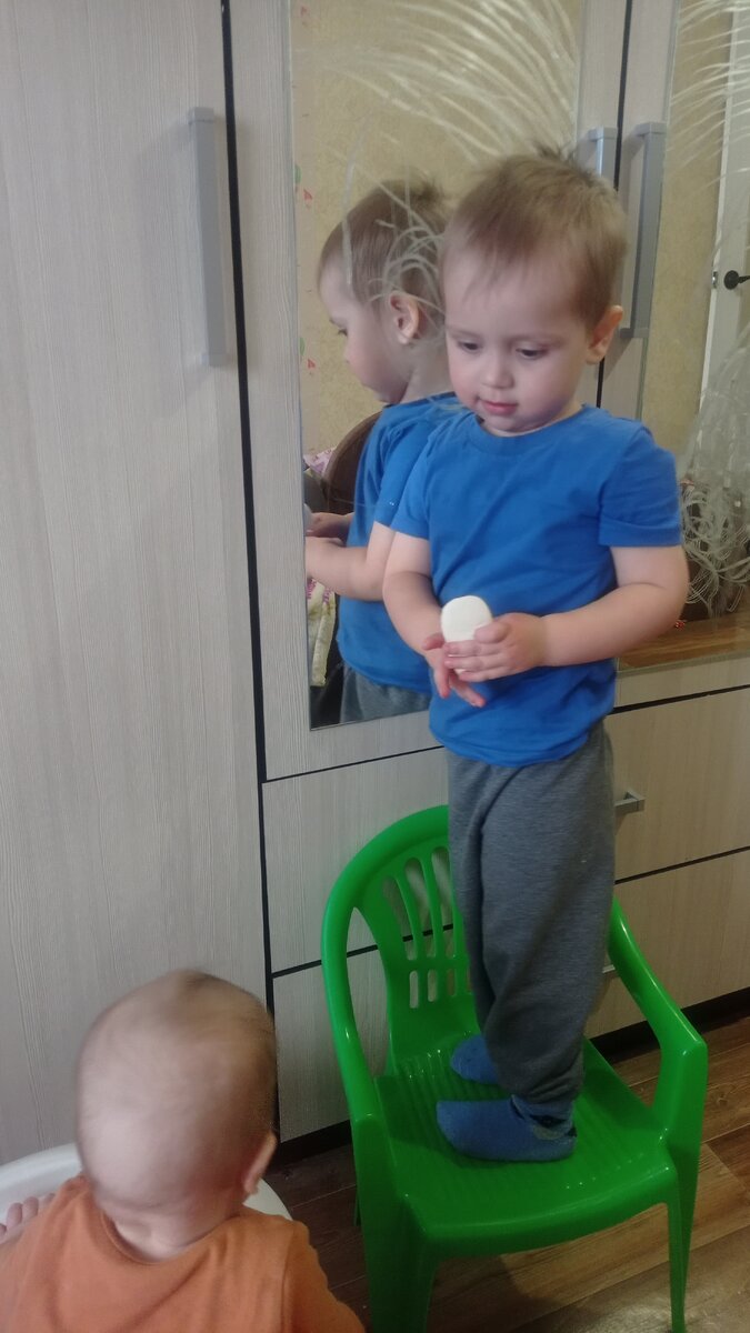 Мирон нашёл себе развлечение рисовать мылом на стёклах. В итоге это на всех окнах и зеркалах. Два дня я терпела, на третий уже запретила. Ребенку была радость. С Мироном у меня в ушах звенит постоянное "мама", "мама" и без меня ему вообще ничего не делается. Гладить, мыть, лить воду в ванной, лезть к розеткам, открывать холодильник, просить что-нибудь из шкафа и т. д. - любимые занятия, никакие мультики и игрушки не интересны. Все это сменяется с большой скоростью. Ещё просит кружиться и танцевать под музыку, если включу телевизор. Ну весь в маму.  Что-то балаболит на своём языке. 