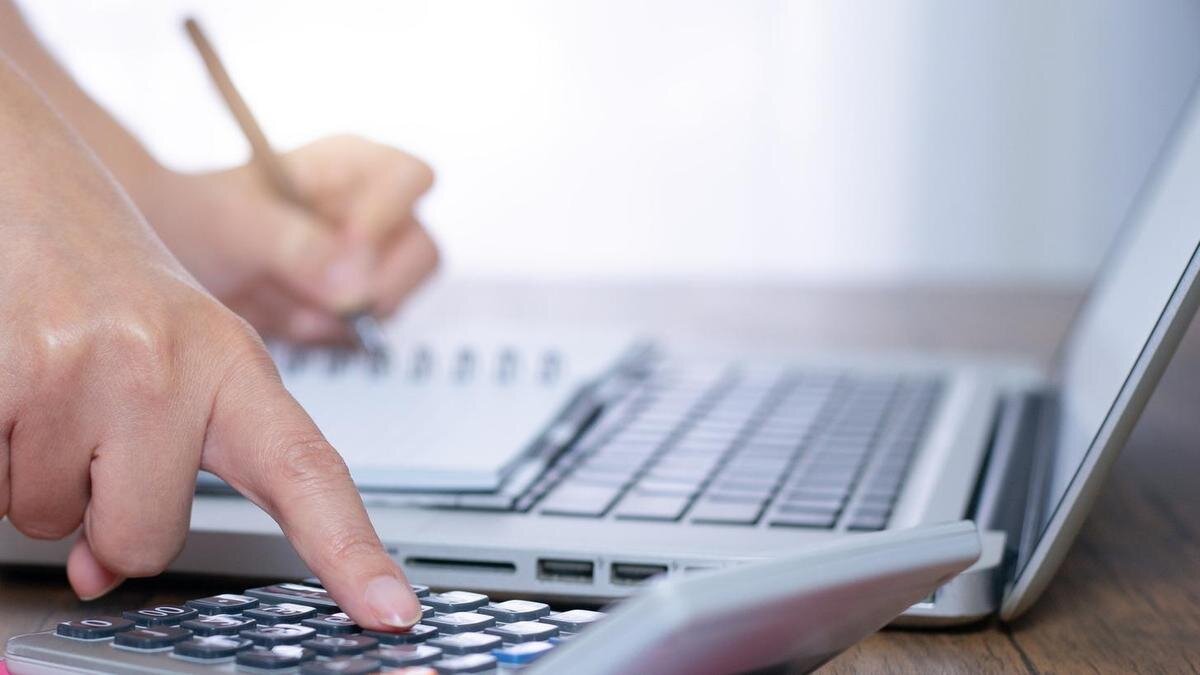    Мужчина считает стоимость медицинских услуг:krisanapong detraphiphat/Getty Images