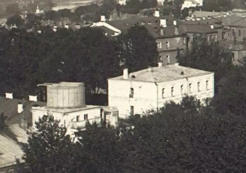 Необычное здание с цилиндрической надстройкой во дворе домовладения Гриненко