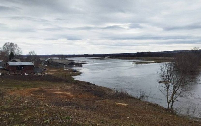    Вода вплотную подошла к домам в селе Нылга в Удмуртии