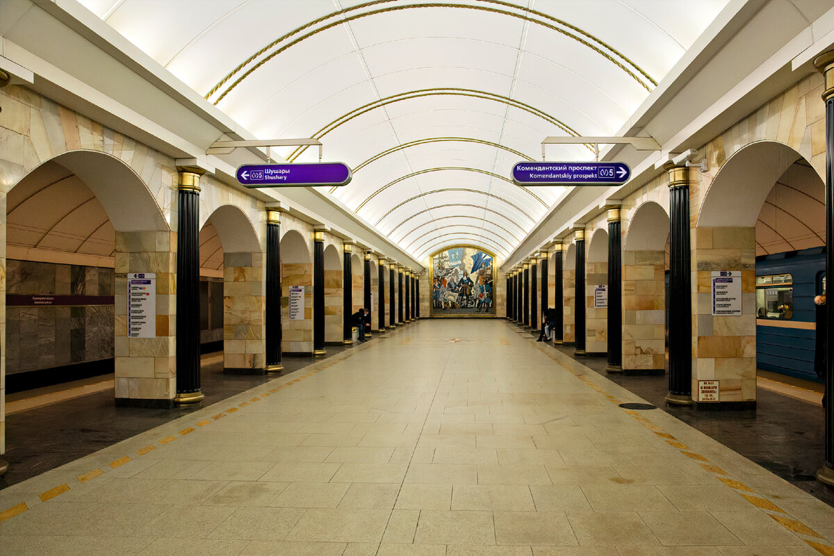 Адмиралтейская, в начале станции витраж с Петром 1. 
