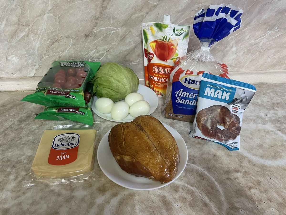 Салат айсберг, копченая куриная грудка, томаты черри, сыр, яйца, кондитерский мак и майонез. Самые обычные продукты, которые можно купить в магазине у дома, будут основой нашего салата. 