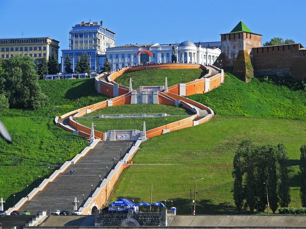 Это Чкаловская лестница в Нижнем Новгороде - 560 ступенек "и спина не будет болеть". Ноги будут:)