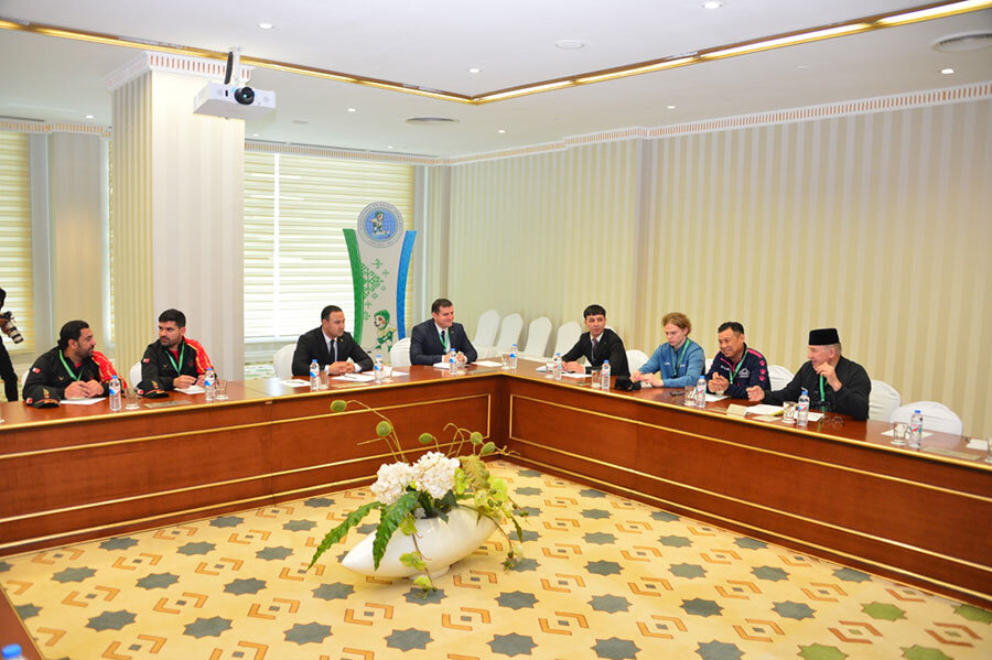 В мероприятии приняли участие руководители Государственного комитета по физкультуре и спорту, Государственного комитета по телевидению, радиовещанию и кинематографии, Федераций хоккея Туркменистана, Узбекистана, Кыргызской Республики, представители участвующих в турнире команд, а также СМИ.