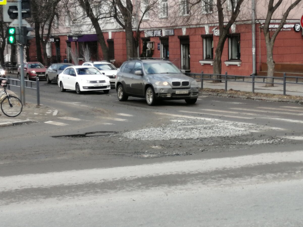 В Петрозаводске привели в порядок газоны вдоль разбитых дорог, видео |  Фактор News | Дзен