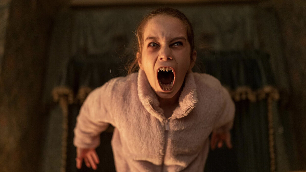 Кадр из фильма "Эбигейл"