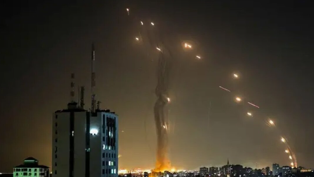 Иран нанес удар по Израилю. Выпущено больше сотни "Шахедов" и несколько баллистических ракет. Это первый прямой удар по Израилю с территории Ирана, а не силами шиитских прокси. Есть попадания.