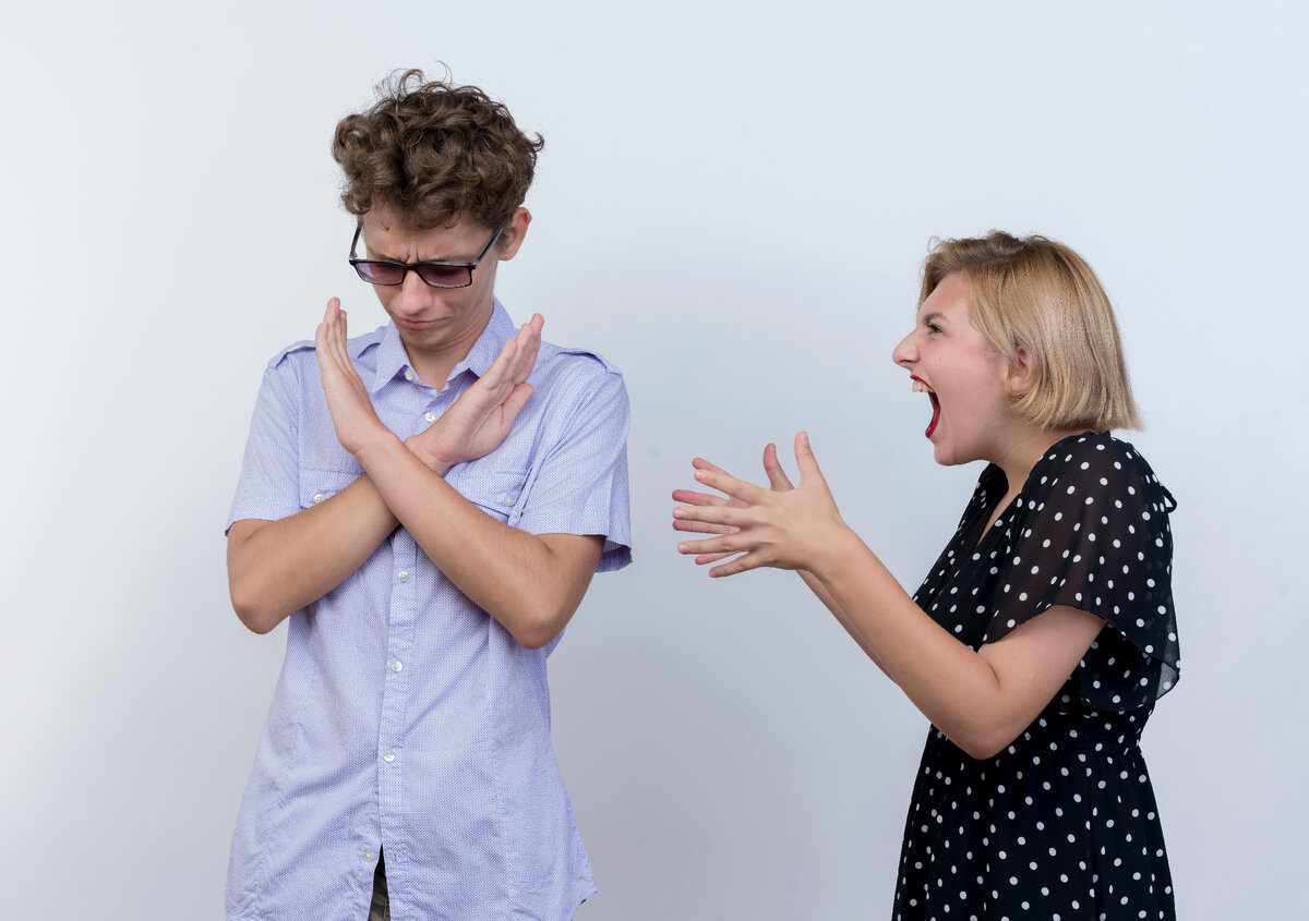 источник фото: <a href="https://ru.freepik.com/free-photo/young-beautiful-couple-quarreling-woman-screaming-on-her-boyfriend-which-showing-stop-gesture-wti-hfrowning-face-over-white-wall_12607477.htm#fromView=search&page=2&position=12&uuid=2c6c8459-851b-4c36-b2d3-fe2dde112ae6">Изображение от stockking на Freepik</a>