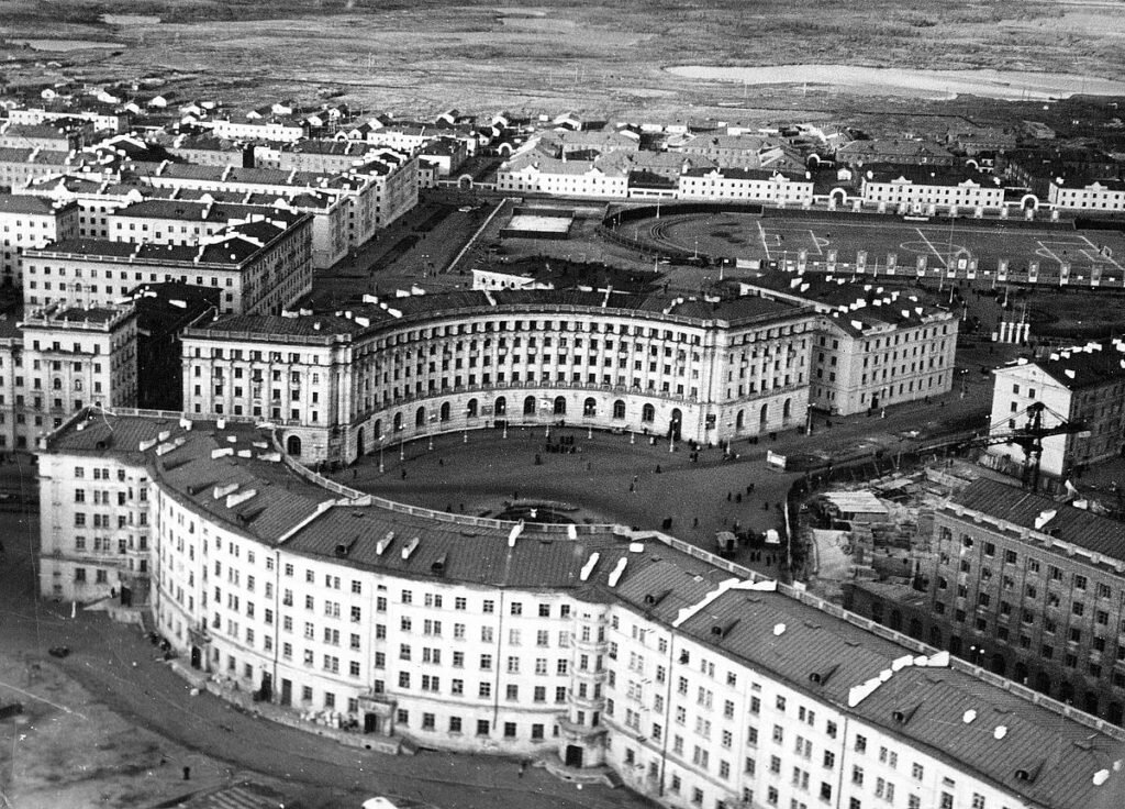 Рис.1. Гвардейская площадь, 1950-е гг. 