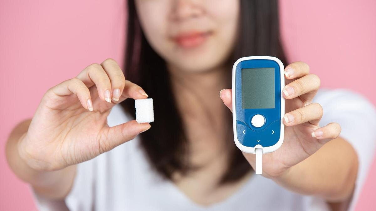    Женщина с сахаром и глюкометром:Freepik / jcomp