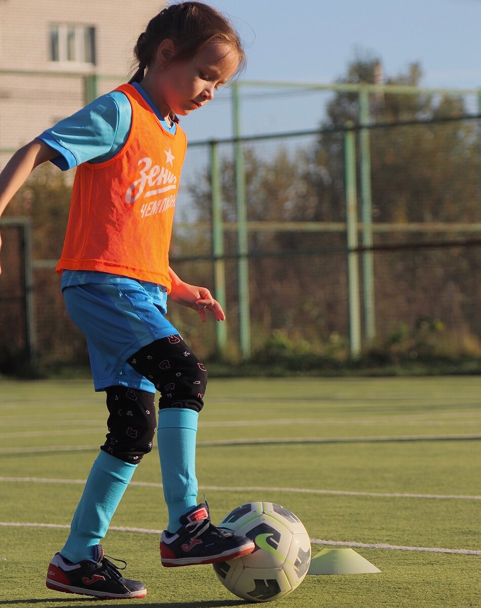 Польза футбола для девочек⚽ Для тех кто еще сомневается😉

1. Футбол помогает развивать физическую активность у девочек, улучшая их физическую форму, координацию, гибкость и выносливость.

2. Участие в футбольных играх способствует развитию социальных навыков, таких как командная работа, сотрудничество, уважение к оппонентам и спортивный дух.

3. Футбол учит девочек стратегическому мышлению, принятию быстрых решений и развитию тактических навыков.

4. Занятия футболом могут помочь девочкам улучшить свою самооценку и уверенность в себе.

5. Игра в футбол может стимулировать интерес к здоровому образу жизни и спорту на протяжении всей жизни.

На фото прекрасная София💙🩵🤍