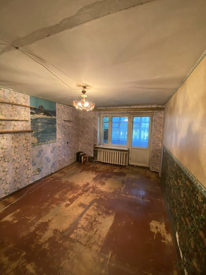 Тешу себя надеждой, что предыдущие жильцы использовали ковролин и при отъезде просто увезли его с собой